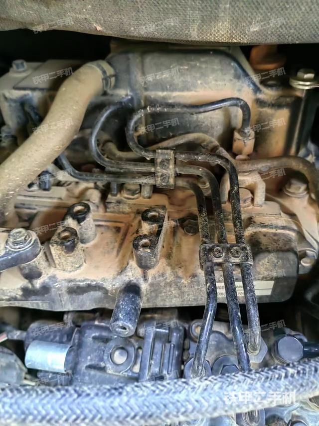 回轉(zhuǎn)馬達(dá)和主控閥(整機(jī)外觀) 回轉(zhuǎn)馬達(dá)和主控閥(整機(jī)外觀)