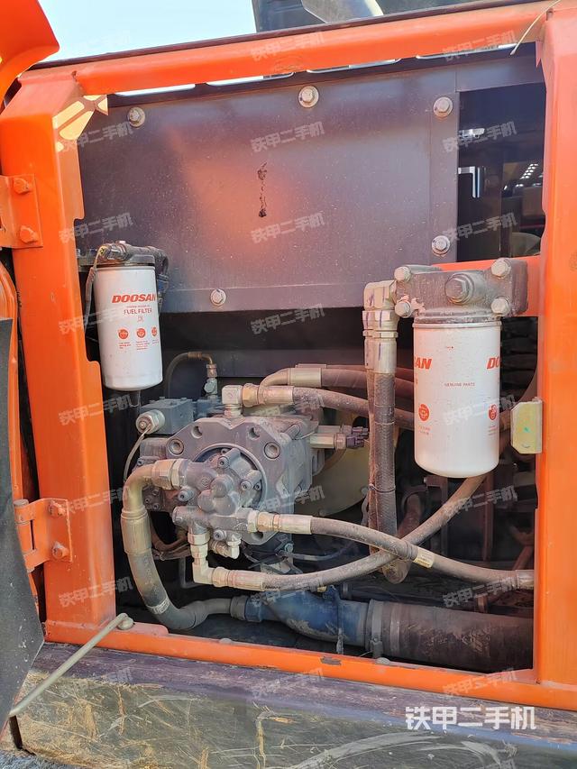 液壓泵艙室正面整體（整機外觀）