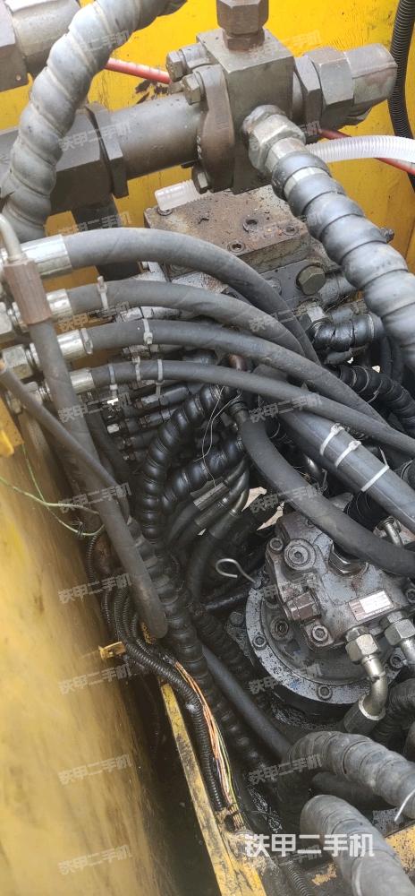 回轉(zhuǎn)馬達(dá)和主控閥（整機(jī)外觀）