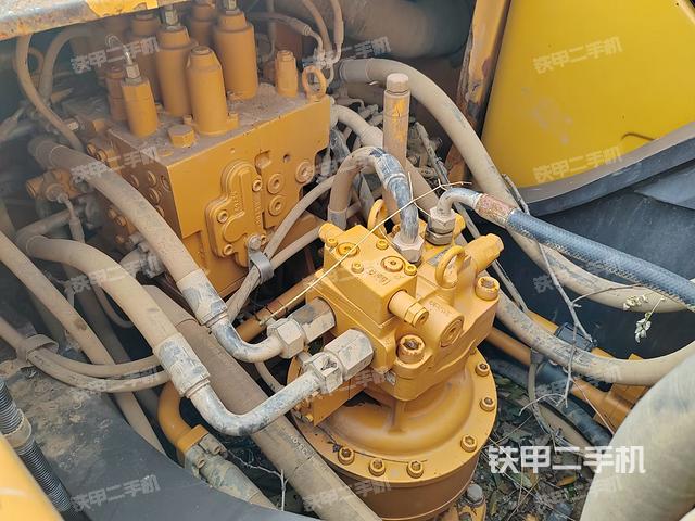 回轉(zhuǎn)馬達(dá)和主控閥（整機(jī)外觀）