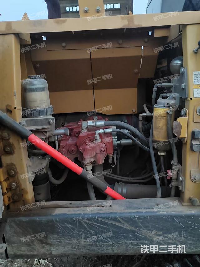 液壓泵艙室正面整體（整機外觀）