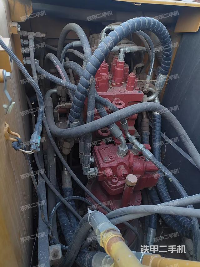 回轉(zhuǎn)馬達(dá)和主控閥（整機外觀）