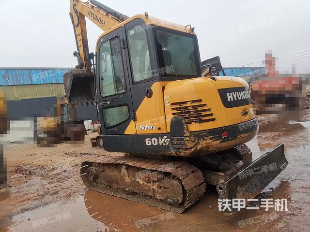 現(xiàn)代R 60VS挖掘機(jī)