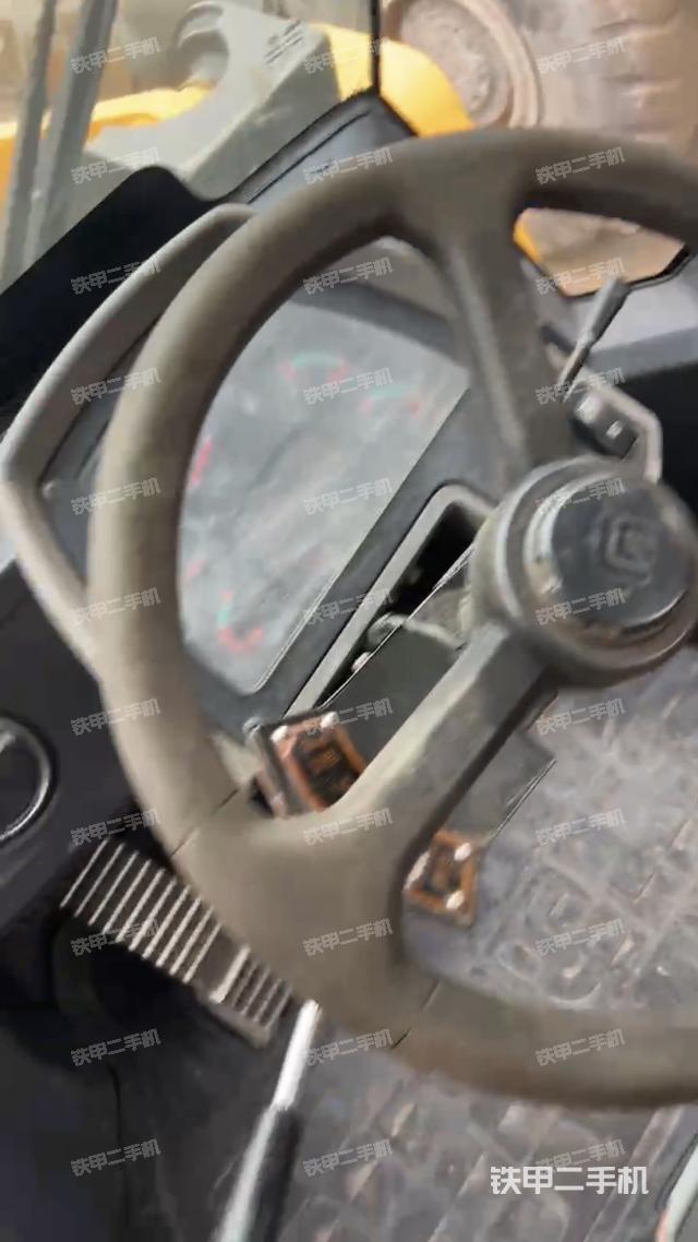 駕駛室操作臺(tái)(整機(jī)外觀及大件) 駕駛室操作臺(tái)(整機(jī)外觀及大件)