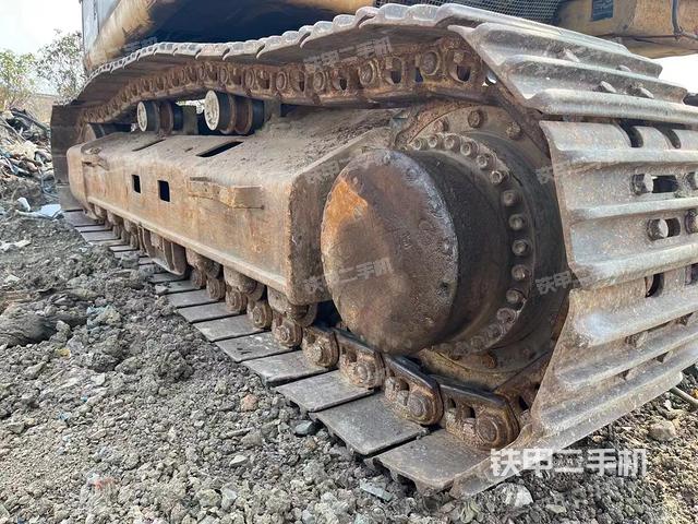 單側(cè)履帶整體(整機(jī)外觀) 單側(cè)履帶整體(整機(jī)外觀)