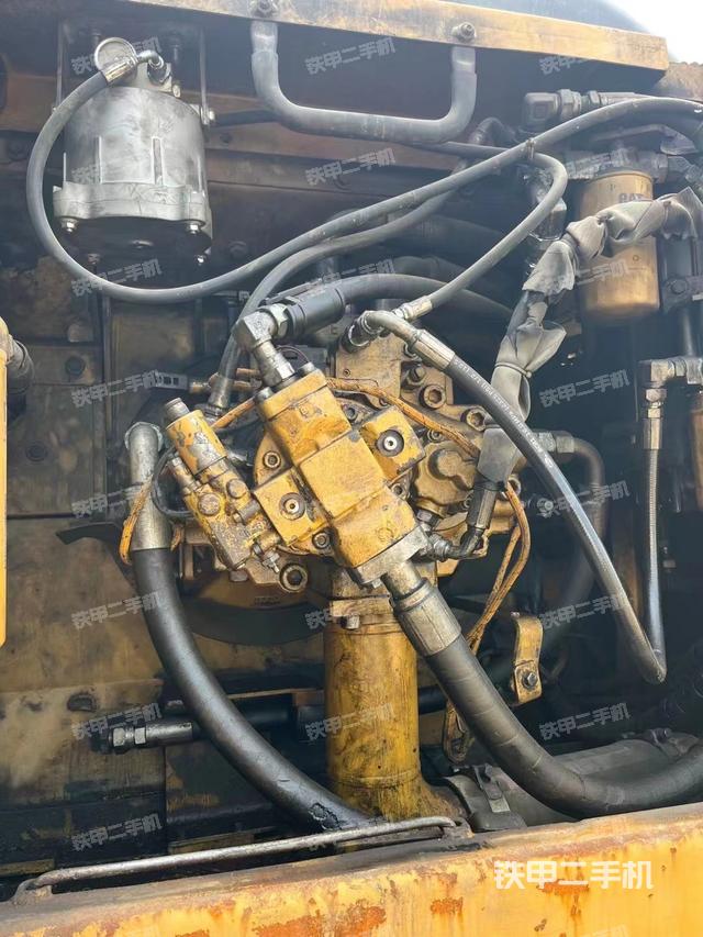 液壓泵艙室正面整體(整機(jī)外觀) 液壓泵艙室正面整體(整機(jī)外觀)