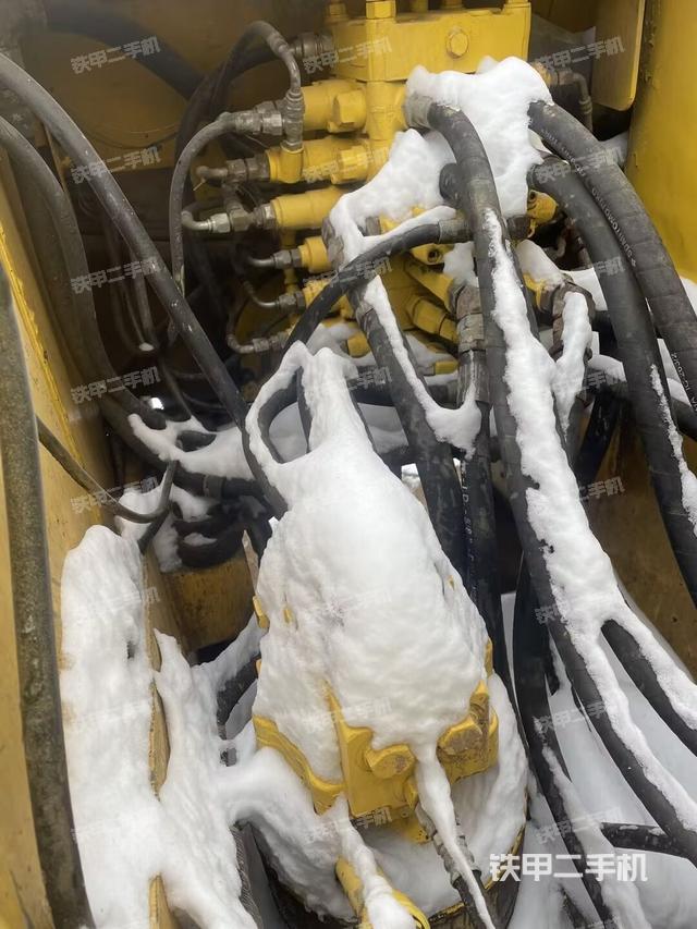 回轉(zhuǎn)馬達(dá)和主控閥（整機(jī)外觀）