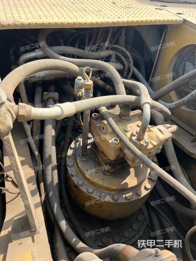 回轉(zhuǎn)馬達(dá)和主控閥(整機(jī)外觀) 回轉(zhuǎn)馬達(dá)和主控閥(整機(jī)外觀)