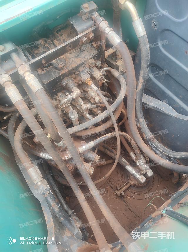 回轉(zhuǎn)馬達(dá)和主控閥（整機(jī)外觀）