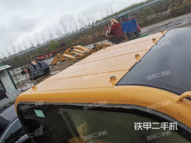 駕駛室頂部(整機(jī)外觀) 駕駛室頂部(整機(jī)外觀)