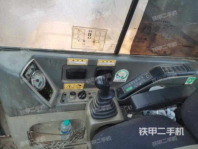 駕駛室整體(整機(jī)外觀) 駕駛室整體(整機(jī)外觀)