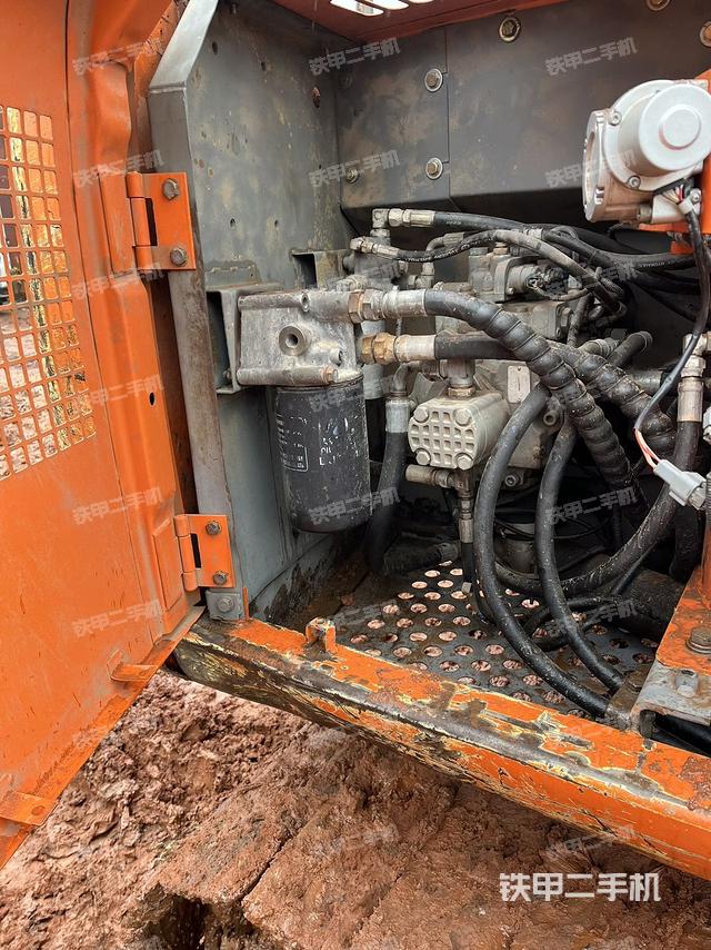 液壓泵艙室正面整體（整機外觀）