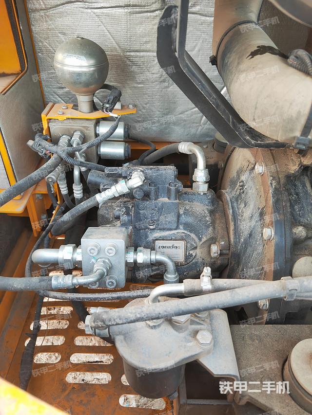 液壓泵艙室正面整體（整機外觀）