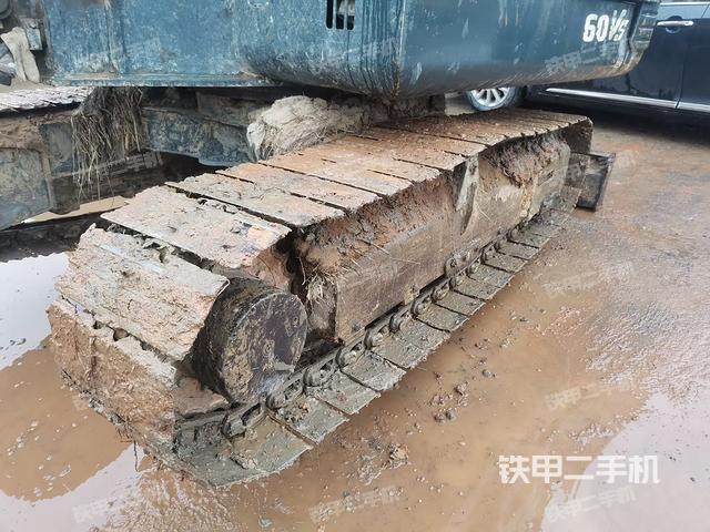 單側(cè)履帶整體(整機(jī)外觀) 單側(cè)履帶整體(整機(jī)外觀)