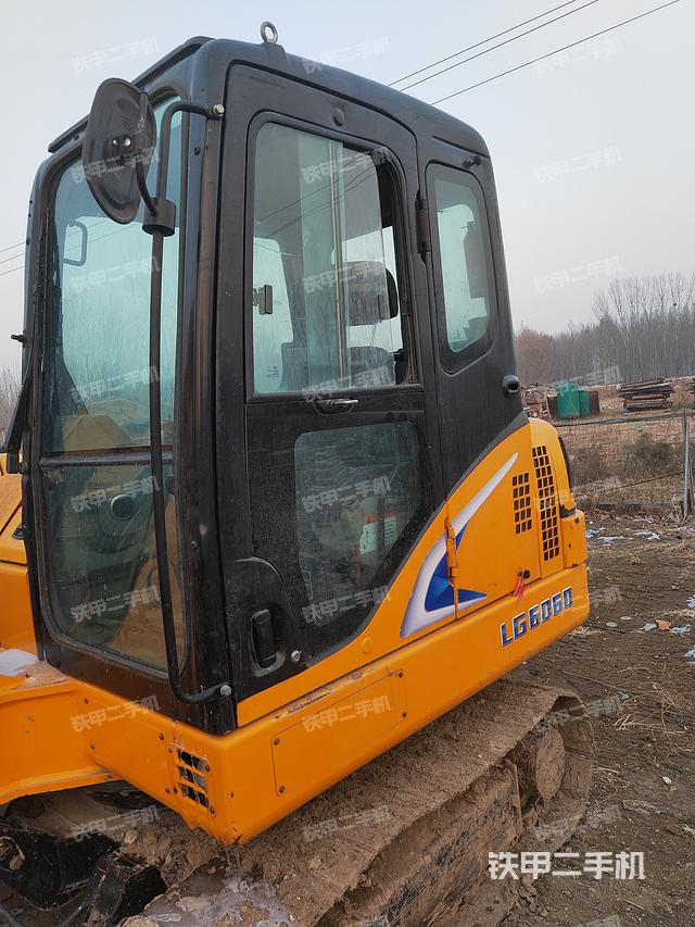 駕駛室頂部（整機外觀）