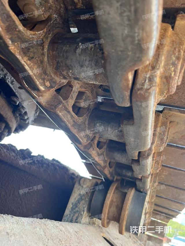 駕駛室頂部(整機(jī)外觀) 駕駛室頂部(整機(jī)外觀)