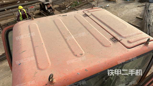 駕駛室頂部(整機(jī)外觀) 駕駛室頂部(整機(jī)外觀)