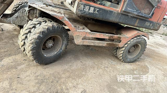 單側(cè)履帶整體(整機(jī)外觀) 單側(cè)履帶整體(整機(jī)外觀)