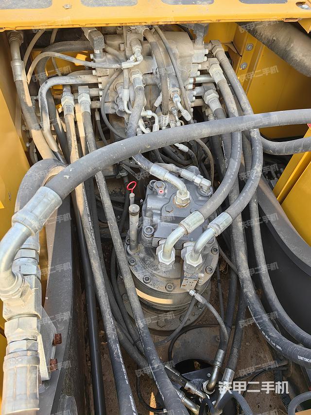 回轉(zhuǎn)馬達(dá)和主控閥（整機(jī)外觀）