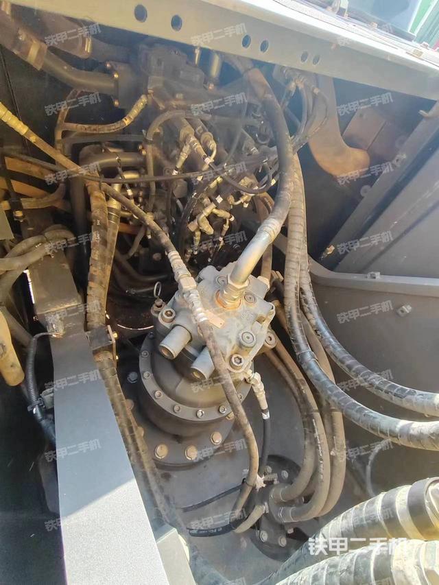 回轉馬達和主控閥(整機外觀) 回轉馬達和主控閥(整機外觀)