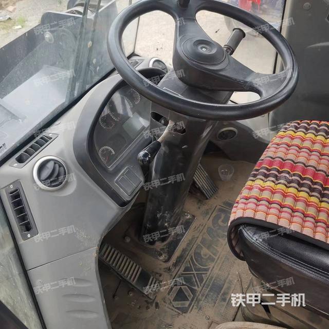 駕駛室工作臺(整機(jī)外觀及大件) 駕駛室工作臺(整機(jī)外觀及大件)