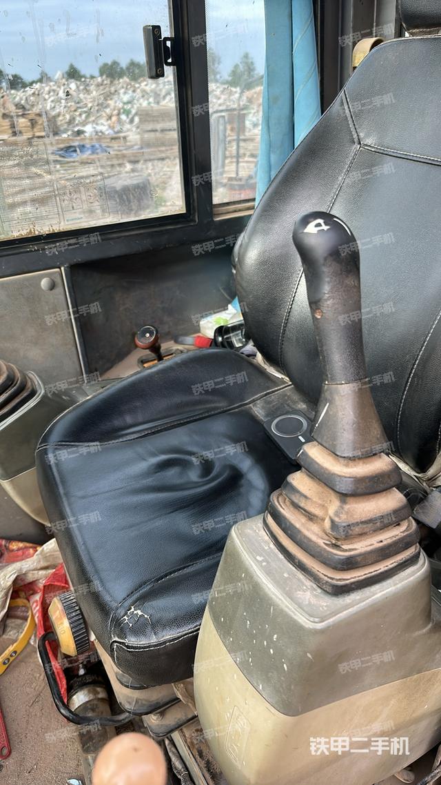 駕駛室整體(整機(jī)外觀) 駕駛室整體(整機(jī)外觀)