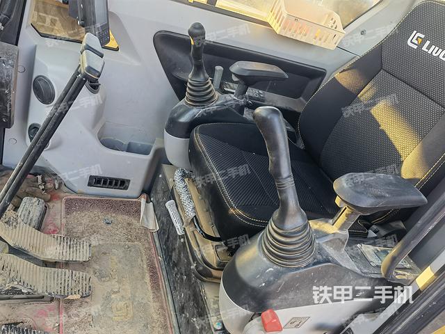 駕駛室整體(整機外觀) 駕駛室整體(整機外觀)