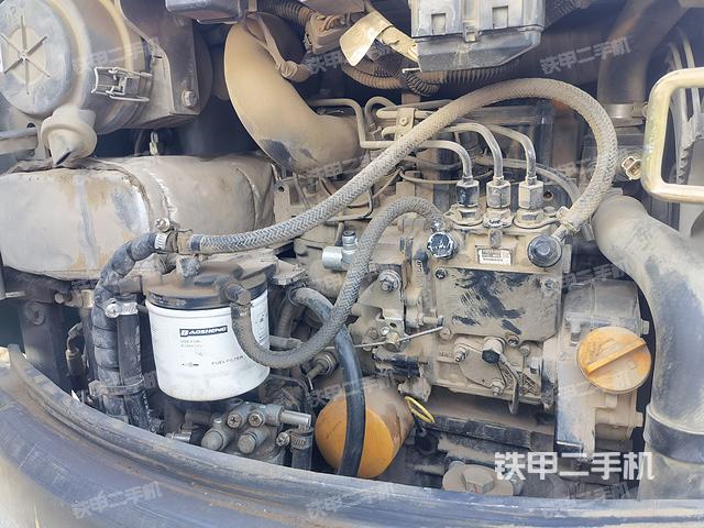 液壓泵艙室正面整體（整機外觀）