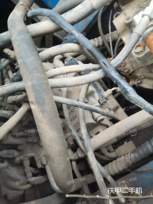 回轉(zhuǎn)馬達(dá)和主控閥（整機(jī)外觀）