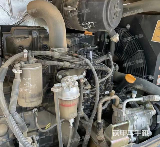 回轉(zhuǎn)馬達和主控閥(整機外觀) 回轉(zhuǎn)馬達和主控閥(整機外觀)