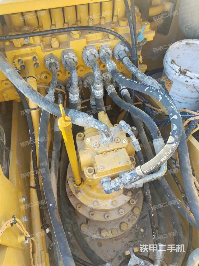 回轉(zhuǎn)馬達(dá)和主控閥（整機(jī)外觀）