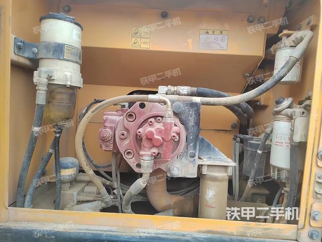 液壓泵艙室正面整體(整機外觀) 液壓泵艙室正面整體(整機外觀)