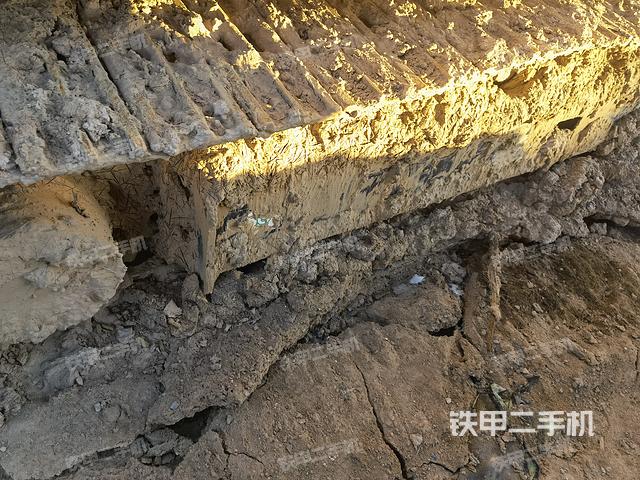 單側(cè)履帶整體(整機外觀) 單側(cè)履帶整體(整機外觀)