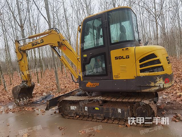 駕駛室頂部(整機(jī)外觀) 駕駛室頂部(整機(jī)外觀)