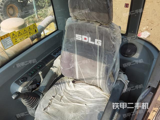 駕駛室整體(整機(jī)外觀) 駕駛室整體(整機(jī)外觀)