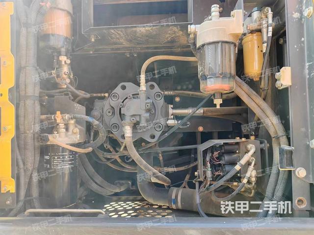 液壓泵艙室正面整體(整機外觀) 液壓泵艙室正面整體(整機外觀)