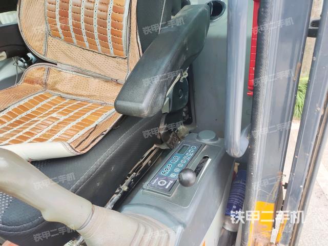 座椅左側(cè)控制臺/音響/含左手柄（駕駛室部分）