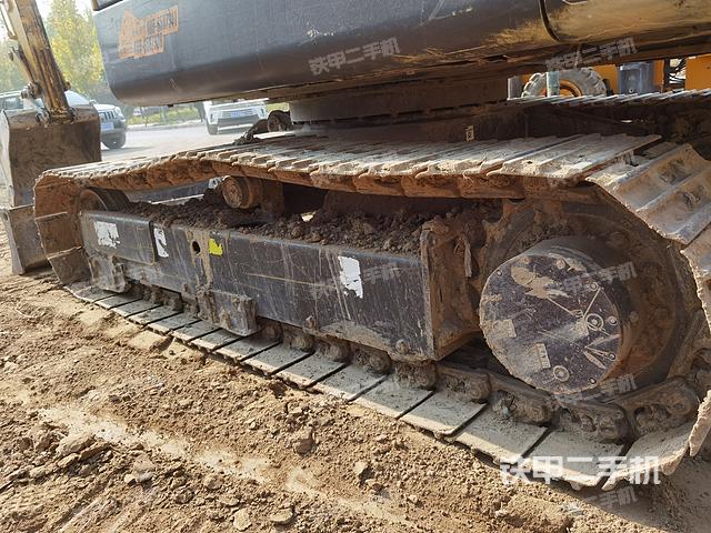 單側(cè)履帶整體(整機(jī)外觀) 單側(cè)履帶整體(整機(jī)外觀)