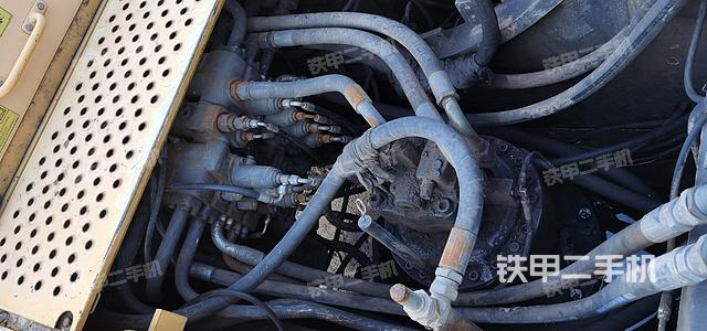 回轉(zhuǎn)馬達(dá)和主控閥（整機(jī)外觀）