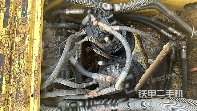 回轉(zhuǎn)馬達(dá)和主控閥（整機(jī)外觀）