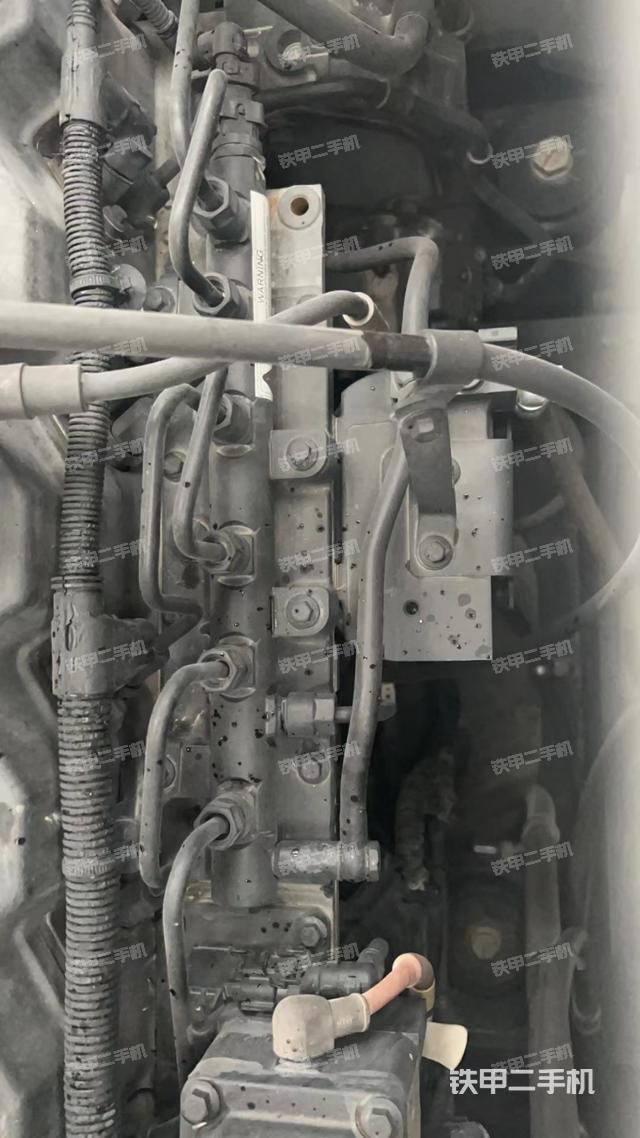 液壓泵艙室正面整體（整機外觀）