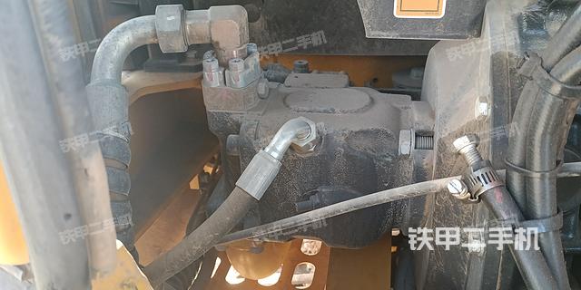 液壓泵艙室正面整體（整機外觀）