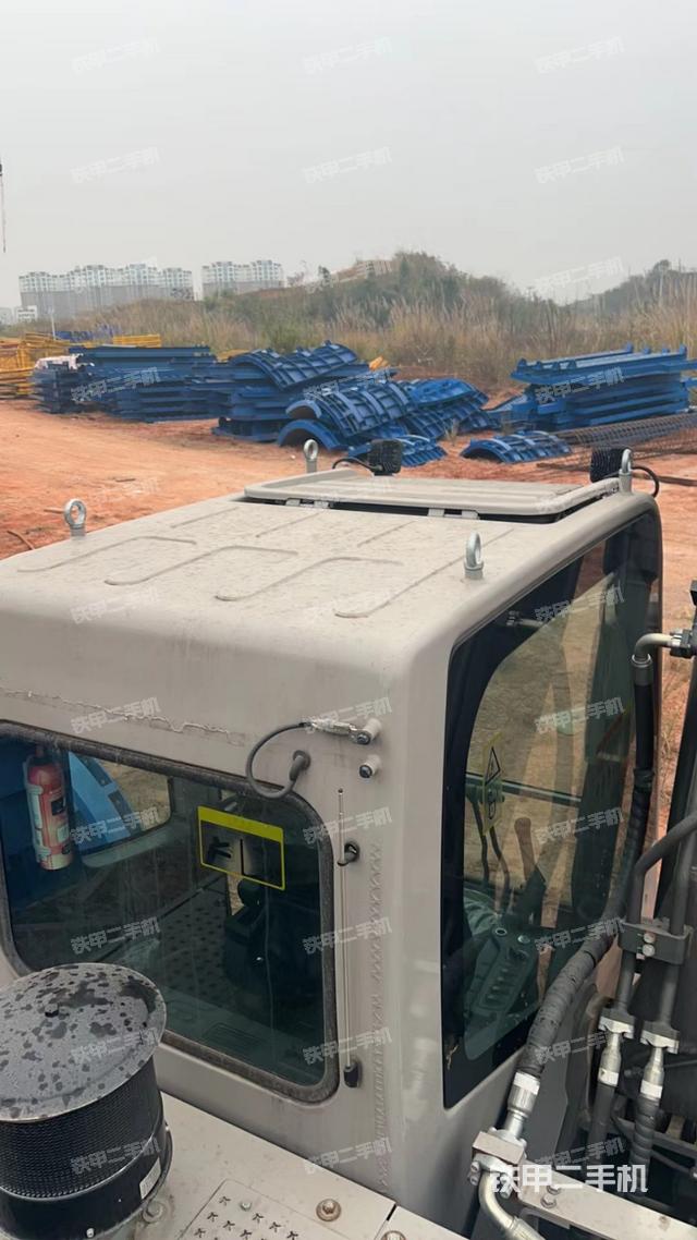 駕駛室頂部（整機外觀）