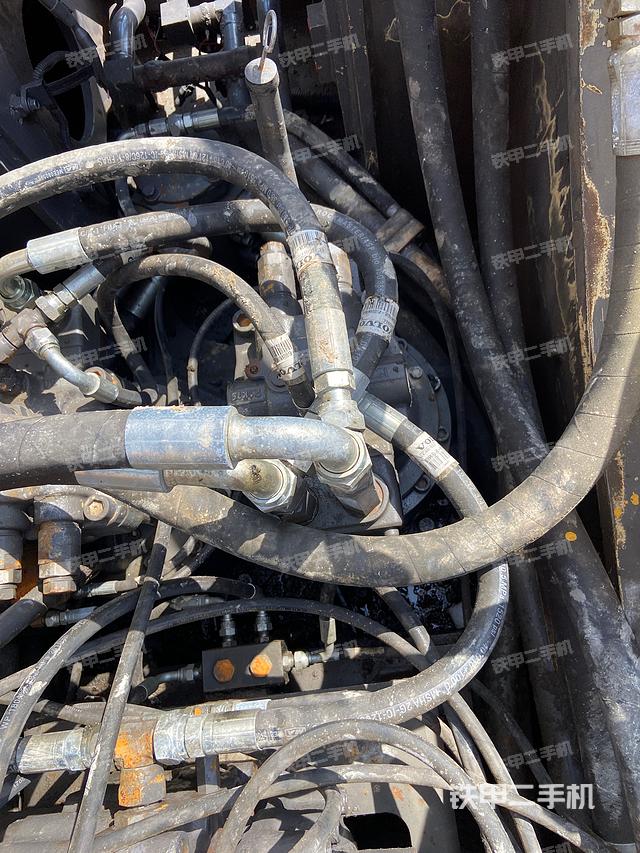 回转马达和主控阀（整机外观）