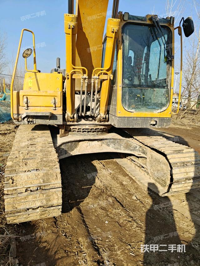 大臂油缸整体 竖拍（工作和回转装置）