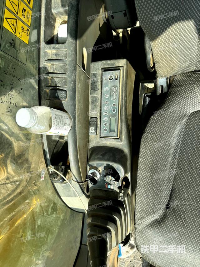 座椅右側(cè)控制臺(tái)/鑰匙門/油門/含右手柄（駕駛室部分）