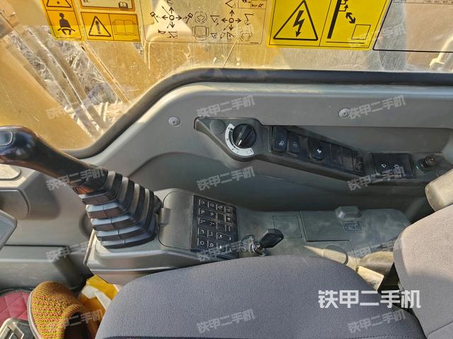 座椅右侧控制台/钥匙门/油门/含右手柄（驾驶室部分）