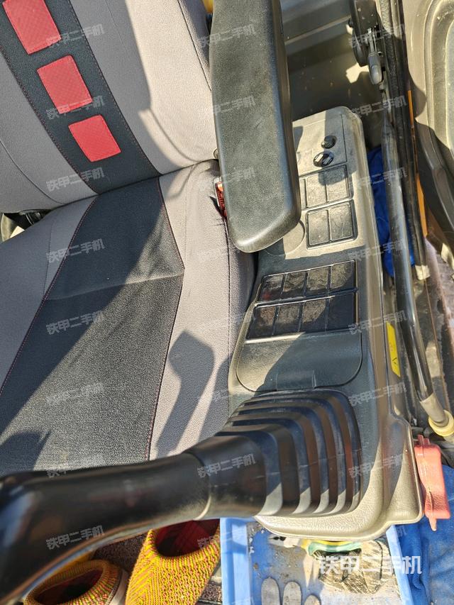 座椅左侧控制台/音响/含左手柄（驾驶室部分）