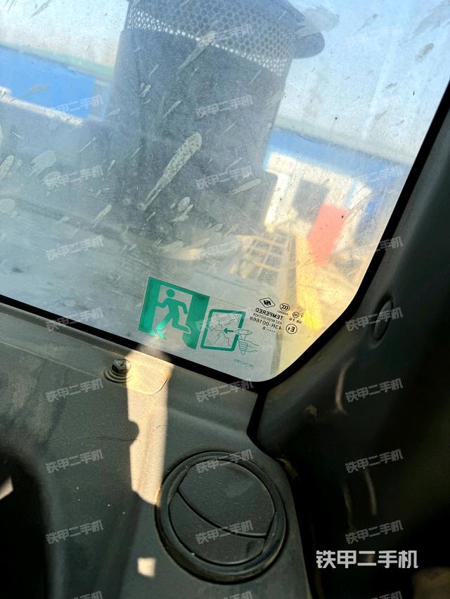 行走控制手柄和踏板?俯拍（駕駛室部分）