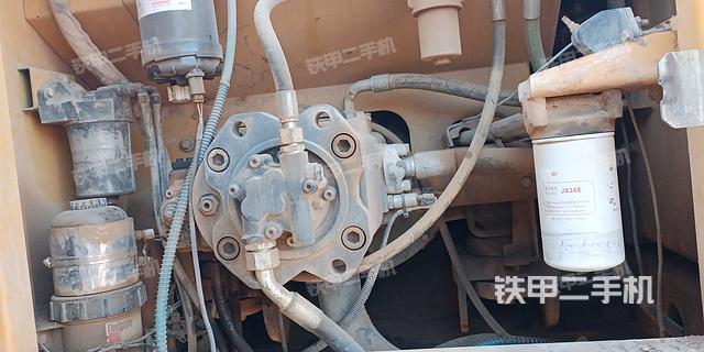 液压泵舱室正面整体（整机外观）